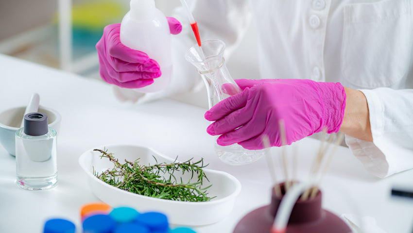 Química en laboratorio de aromas y esencias