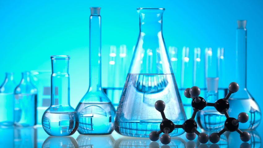 Diversos utencilios de laboratorio químico.