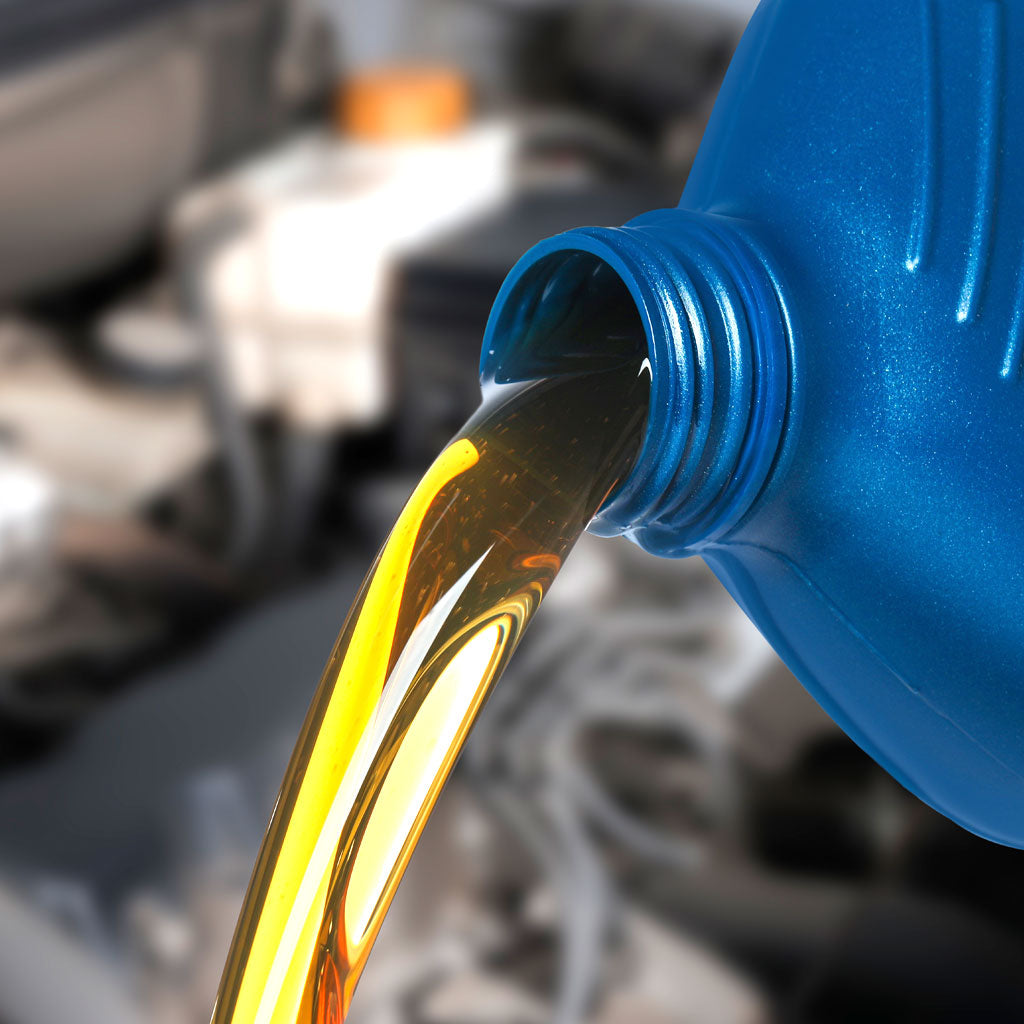 Un chorro de fluído automotriz en primer plano.