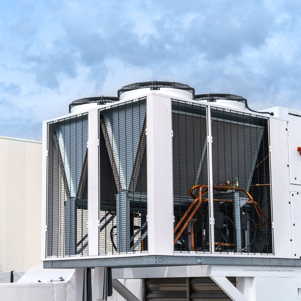 Instalación de ventilación y aire acondicionado como concepto de industria de HVAC y refirgeración.